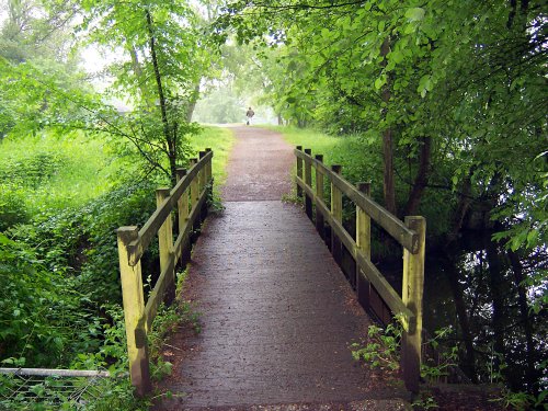 Brücke über den Abfluss des Weihers